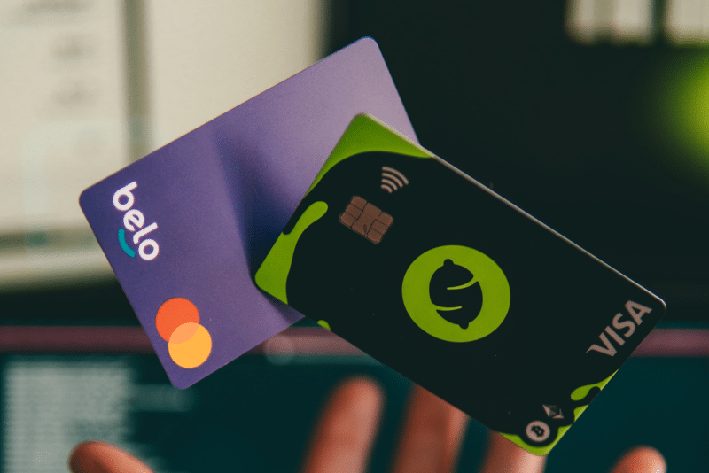 Vad är skillnaden mellan betalkort och kreditkort